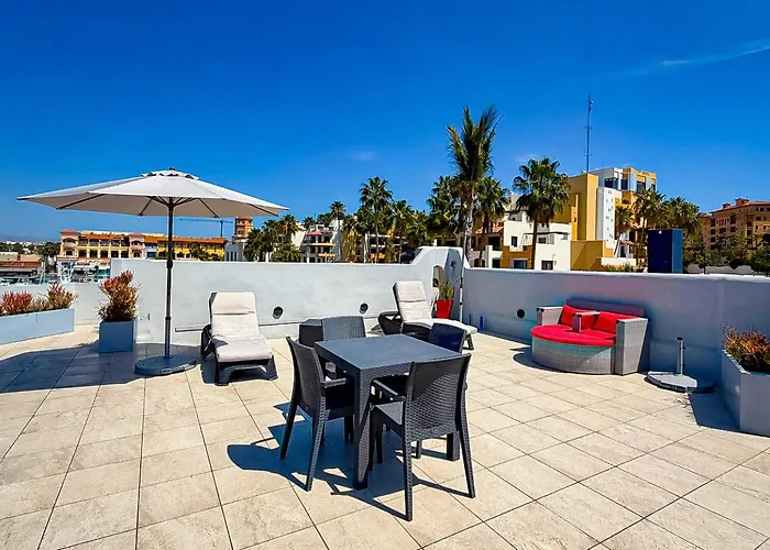 Ferienhaus Marina & Ocean View Balcony, Rooftop Pool Access